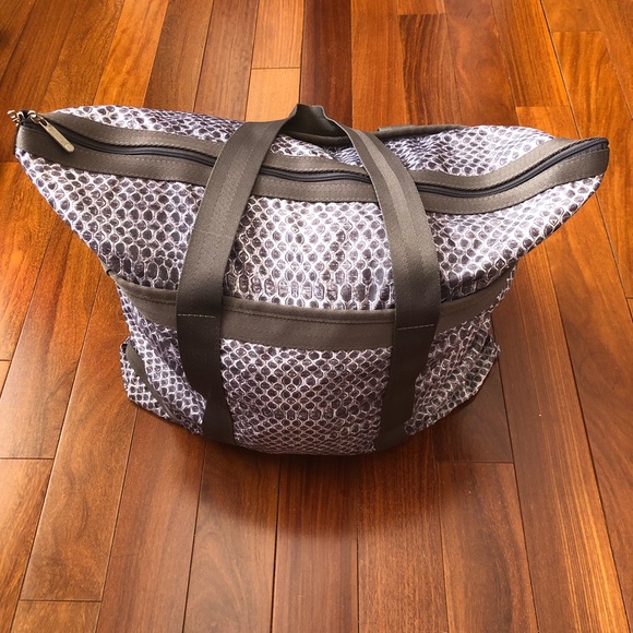Lesportsac Handbags - Le Sport sac Large tote Snake skin print 🐍